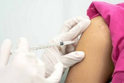 آغاز واکسیناسیون دانش آموزان با سینوفارم / حذف “شرط سنی” در صورت افزایش مراکز تزریق