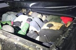 کشف باند قاچاق انسان به اروپا / جاسازیِ ۱۵ مهاجر در صندوق عقب خودرو
