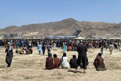 بحران در فرودگاه کابل؛ خانواده ها تشنه و خسته زیر آفتاب سوزان منتظرند