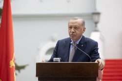 اردوغان به ماکرون: در نشستی که اسرائیل شرکت کند، حاضر نمی شویم