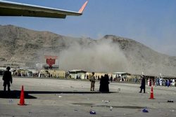 انفجار و تیراندازی در خارج از فرودگاه کابل / الجزیره: 40 کشته و 110 زخمی / داعش مسئولیت حمله را بر عهده گرفت