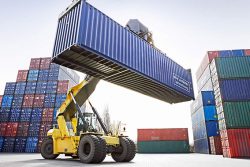 تراز تجاری کشور یک میلیارد دلار مثبت شد/ صادرات از واردات پیشی گرفت