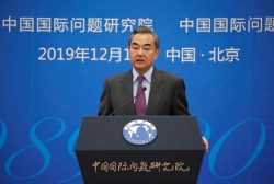 وانگ یی: چین برای جلوگیری از جنگ داخلی در افغانستان آماده همکاری با آمریکاست