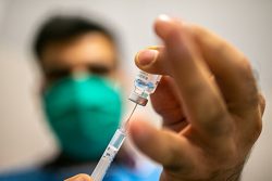 رسانه ها مردم را به تزریق دز سوم واکسن کرونا ترغیب کنند
