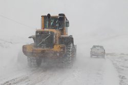 امدادرسانی به ۱۰ خودروی گرفتار در برف