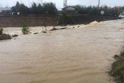 طغیان رودخانه در شهرستان فومن / دو پل آبنمای فومن به زیر آب رفت