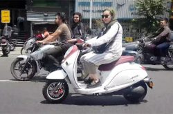 پلیس: صدور گواهینامه موتورسواری برای زنان منع قانونی دارد/ در قانون فقط آقایان آمده