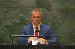 سفیر اسرائیل در سازمان ملل گزارش شورای حقوق بشر را پاره کرد