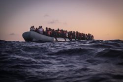 پناهجویان ایرانی سرگردان در آب‌های ساحلی یونان همگی سالم‌ هستند