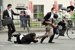 لحظه شلیک به نخست وزیر پیشین ژاپن