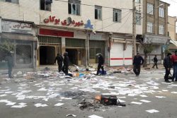 فارس: غارت دو فروشگاه و حمله به شهرداری بوکان توسط اغتشاشگران